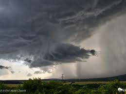 Veszprémbe, várpalotára és a balaton keleti medencéjébe is látványos felhőzettel érkezett. Szupercella Parade