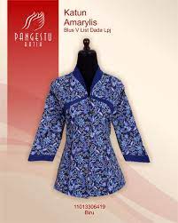 Biasanya memang untuk orang gemuk sangat disarankan untuk mengenakan baju batik yang memiliki kerah model v. Blus Katun Amarylis Biru Model Kerah V List Dada Price Rp 110 000 Blus Pakaianwanita Batik Readystock Batikmodern Fashion Jo Blus Wanita Pakaian Wanita