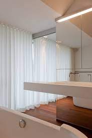 witte lange gordijnen voor het groot raam in de badkamer en logee gordijnen lange gordijnen witte gordijnen