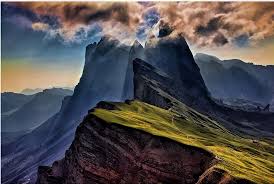 La baita sofie, la prima baita dalla cima del seceda, si trova a 2410 m. Seceda Dolomites With A Geislergruppe Or Gruppo Delle Odle Italy Mountain Photography Italy Wonders Of The World