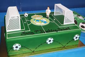 Follow along and make this easy ronaldo real madrid football cake, perfect for any little boys birthday ! Real Madrid Cr7 Cake