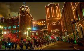 Brewery Lights And Clydesdales At Christmastime Holiday Lights Display Anheuser Busch Brewery Holiday Lights