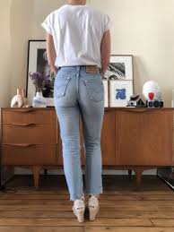 Imparfaite How To Find Your Dream Levi S 501 Vintage The Jean Calculator On Our Website Vintage Levi Jeans Women Jeans And T Shirt Outfit Skinny Mom Jeans