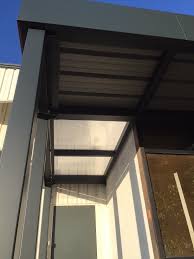 Structure Aluminium Pour Ce Carport Sur Mesure Bandeau Alu En Tole Pleine Toiture En Polycarbonate Et Bac Acier Garantie 10 Ans Carport Adosse Toiture Abri