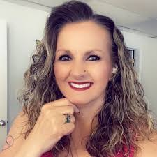 Kaitlin Downey's Instagram, Twitter & Facebook