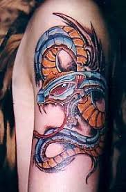 Tatouage impressionnant serpent biomécanique couleurs vives ...