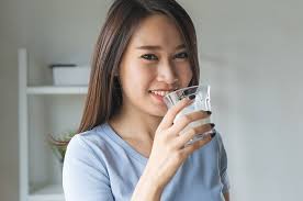 Hai, kali ini natasha sedang asyik minum susu temen2. Minum Susu Pagi Hari Atau Malam Hari Mana Yang Lebih Baik