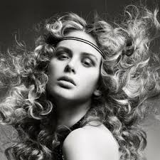 70s hairstyles were known for experiments and some unisex head bands came into existence which were wore by men and women. Top Picture Of 70s Womens Hairstyles Chester Gervais