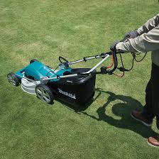 Cette tondeuse a une puissance de 1800 w et une largeur de coupe de 46 cm. Elm4621 Tondeuse Electrique 46 Cm Autotractee