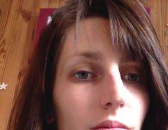 Le gilet court à carreaux et manches longues de Nina (Leighton Meester)  dans Love Next Door