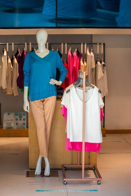 Mannequin femme dans un magasin de vêtements pour femmes. | Photo Premium
