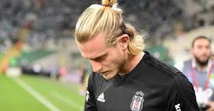 Renklere aldırış etme, kombinini kafana göre oluştur ve hangi saç modeli. Loris Karius Icin Flas Sozler Sporun Dibi