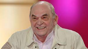 Hazánk legendás színésze nagy szeretetben és törődéssel nevelte fel egy szem fiát, aki le sem tagadhatná őt, annyira hasonlítanak egymásra. Ma 85 Eves Bodrogi Gyula Ki Nem Talalod Mivel Foglalkozott Fiatalon A Szineszlegenda Hazai Sztar Femina