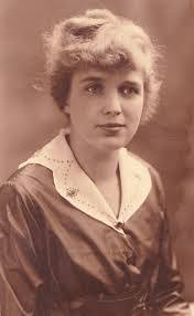 Florence Moore's Instagram, Twitter & Facebook