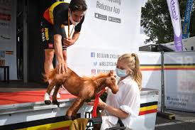 Wout van aert droeg op het podium van het bk wielrennen zijn zege op aan zijn eind vorige maand overleden schoolkameraad glenn smolderen (de smol) uit lille. Wout Van Aert Draagt Belgische Titel Op Aan Overleden Vriend Het Belang Van Limburg Mobile
