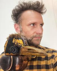 Si no hay mimetizacion la obra esta incompleta, es una realización  interesada pero no un espejo, sino una tumba de sensaciones enterradas  vivas. Nosotros, los retratistas, creemos que el parecido no es