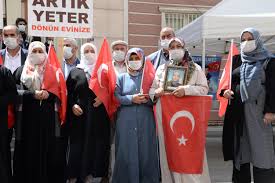 Kuzeyinde tarihi bir yerleşim merkezidir. Another Family Joins Anti Pkk Protests In Turkey S Diyarbakir Daily Sabah