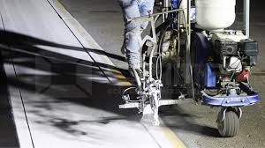 Funcionamiento de la retroreflexión de las microesferas de vidrio para demarcación vial, mostrando el retorno de la luz al conductor.