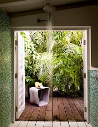Using a lot of tropical plants in a space. 12 Tropical Bathrooms With Summer Style