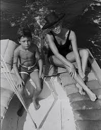 Brigitte's mother encouraged her daughter to take up music and dance, and she proved to be very adept at it. Brigitte Bardot Et Son Fils Nicolas Je M En Fous Je Ne Veux Plus Le Voir Elle