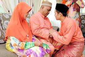 Tiba kita di musim perayaan, ramai juga yang bawa belanjaan. Kita Yang Patut Salam Dulu Bukan Mak Ayah Pemuda Ini Beri Nasihat Menyentuh Jiwa