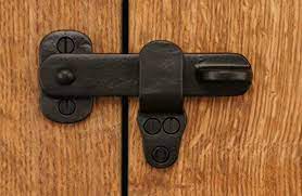 Woodmongery 'homemade wooden door latches' project woodworking with scrapwood. Pin On Strojka Krepezh