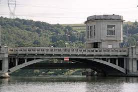 The new structure permitted the replacement of several locks and to stabilize the course of the meuse. Monsin Bridge Dam Liege Structurae