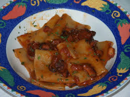 L'attrezzo con cui sono preparati, chiamato chitarra, conferisce alla pasta la forma squadrata e una consistenza porosa che consente al sugo con cui verrà condita di aderire completamente. Paccheri Al Sugo Di Polpo Cannella Garofano