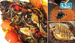 Bakar ikan sambil diolesi campuran sisa bumbu dan minyak di. Resepi Ikan Bawal Masak Kicap Mudah Dan Sedap Enaknya Lain Macam Dengan Kuah Kicap Pekat Port Makan