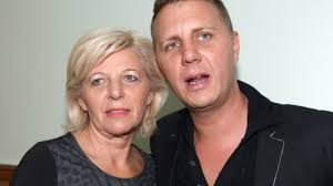 Súlyos balesetet szenvedett zámbó jimmy édesanyja. Titokban Jart Zambo Jimmy Sirjanal Elso Felesege Nlc