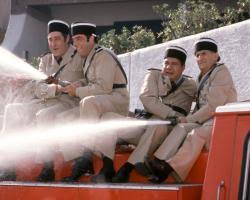 Si sunt nevoiți să depășească multe obstacole pentru a ajunge să fie fericiți unul alături de celălalt. Jandarmul Si Extraterestrii National Tv Mai Ceva Ca N Viata