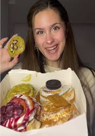 Mujer Comiendo Canela