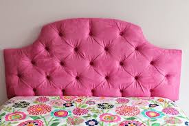 Dabei aber ließ man zwischen bett und wand an der einen seite einen nicht zu breiten raum (la ruelle) als empfangsort für intime freunde, der anfang des späteren boudoirs (ein kleines, elegantes damenzimmer). Diy Bett Kopfteil Mit Gemutlichem Polster Leicht Gemacht