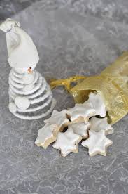 Les zimtsterne, petits sablés de noël allemands à la cannelle, ravissent par leur jolie forme d'étoile. Etoiles A La Cannelle Version 2 Zimstern Blog Cuisine Avec Du Chocolat Ou Thermomix Mais Pas Que