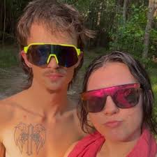 I get saltine crackers, but tf is the other one salt and vinegar N 🤦🏽‍♀️￼  i'm so lost ￼