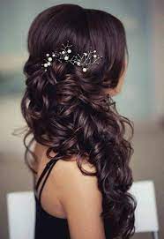 Hochsteckfrisuren Der Klassisch Weibliche Look Feiert Sein Grosses Comeback Curly Hair Styles Naturally Long Hair Styles Hair Styles