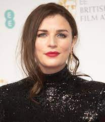 Aisling bea is a professional irish actress. Aisling Bea Height Weight Body Measurements Shoe Size Facts Family