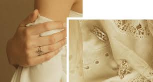 Este anillo de compromiso, está dentro de los anillos de plata, con un diseño tradicional y elegante, es de lo más acertado, para esta ocasión porque en el centro destaca su circonita uno de los anillos de boda más discretos y bonitos. 10 Anillos De Compromiso Con Los Que El Si Esta Asegurado Stylelovely