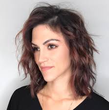 Das volumen gleicht ein schmal zulaufendes kinn optisch aus. Langhaarfrisuren Fur Lange Gesichter Im 2020 Stylestate De