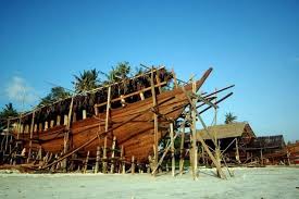 Okok dan caping pada perahu 4. Bingkai Makna Dan Tradisi Dalam Kerajinan Perahu Pinisi