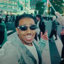 Kleine John reist af naar Japan voor 'Niet Verstandig' videoclip