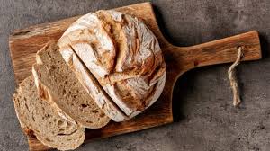 Esta es la receta más sencilla de pan que se puede encontrar, un pan básico que con sólo harina, agua, levadura y sal, te permite comenzar a hacer pan en casa, ¡y con buenos resultados! Los Mejores Trucos Para Hacer Pan En Casa Durante La Cuarentena