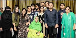 Rahman uploaded a picture of his mother on his official. Jnorl2xeiudbzm