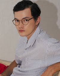 Sentuhan warna brown transparan memantulkan kehangatan dan kedalaman,  menciptakan harmoni dengan kulitmu. Cocok untuk siang yang kasual maupun  malam yang penuh kesan. Dipadukan dengan desain persegi, Nemo Brown  menonjolkan garis wajah yang