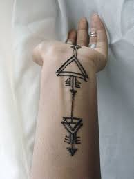 White henna hand tattoo design 18 Henna Wrist Tattoos That Are Very Cute Styleoholic