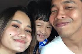 Dalam kesempatan yang sama, dede juga mengatakan bahwa awal pertengkarannya dengan istri disebabkan oleh kurangnya rasa bersyukur. Dandan Makeup Tebal Istri Dede Sunandar Mirip Banget Ayu Ting Ting Matamata Com
