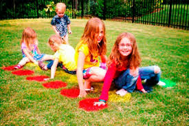 Recopilamos juegos que triunfaban en décadas pasadas y que los niños de hoy pueden recuperar. Juegos Para Una Celebracion Al Aire Libre 7 Juegos Creativos Para Amenizar Una Fiesta De Ninos