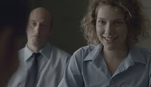 Egyszerre akar könnyed romantikus komédia és társadalmi kommentár, humoros és metsző, szívmelengető és elgondolkodtató lenni. Rideg Falak Emberi Sorsok Filmtett Erdelyi Filmes Portal