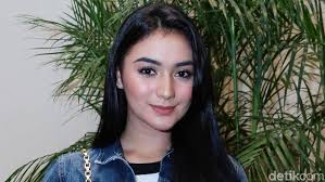 Dulu di kampungnya, ninih juga membantu ibunya berjualan. Cerita Persahabatan Citra Kirana Dan Natasha Rizky