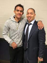 Latest on atlanta hawks point guard trae young including news, stats, videos, highlights and more on espn. All Access Five Star Pg Trae Young And His Family S Recruiting Roundtable Usa Today High School Sports